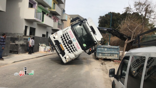 انقلاب شاحنة في يافا يلحق اضرارا لجدار مستشفى الدجاني